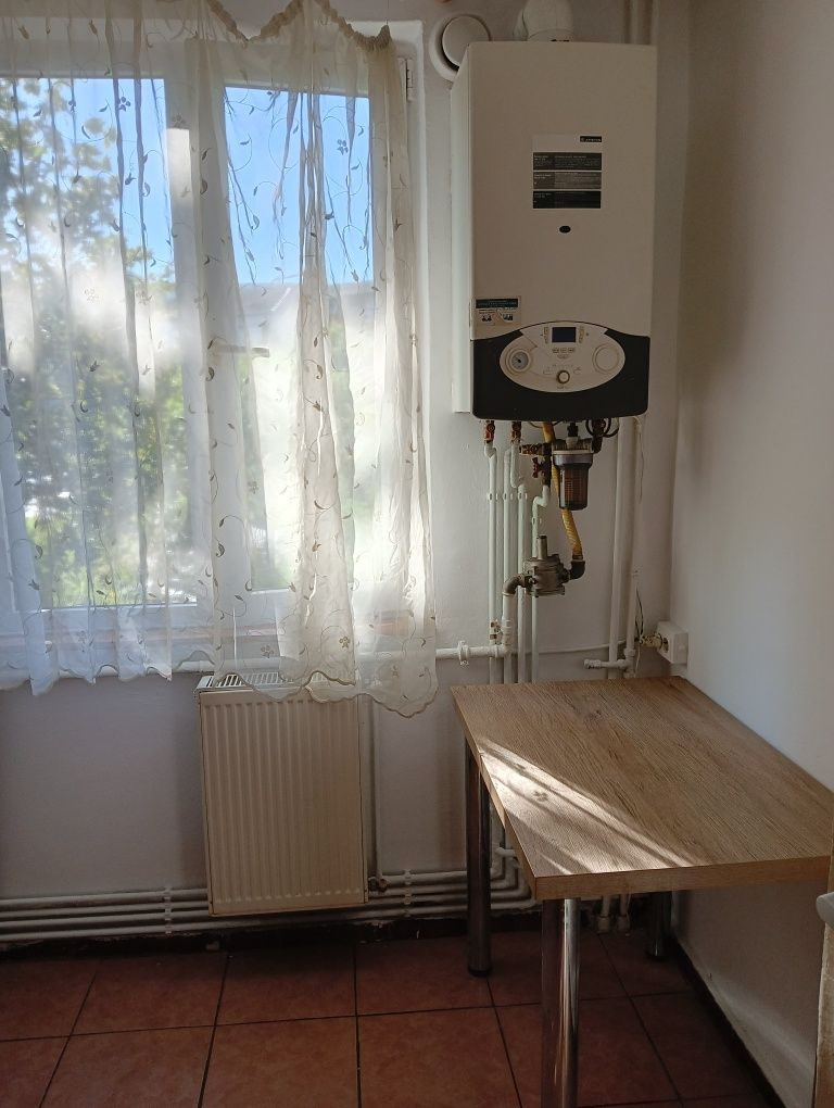 Decomandat la etajul 2 cu centrală propie