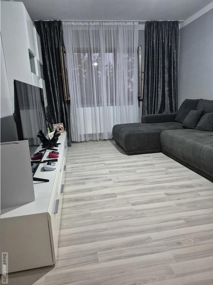 Renovat recent, lingă piața Verde