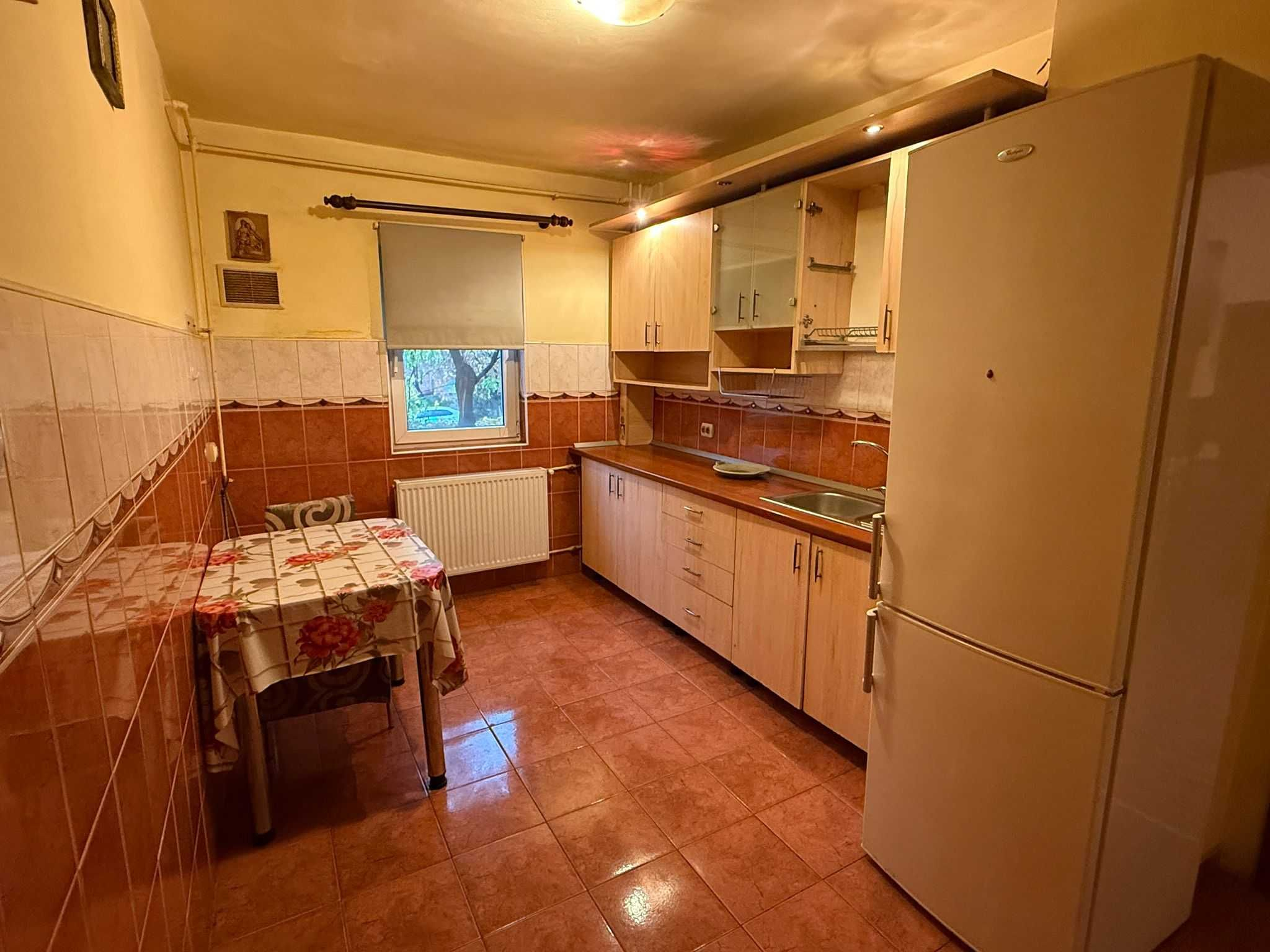 Mobilat si utilat in bloc anvelopat la parter inalt