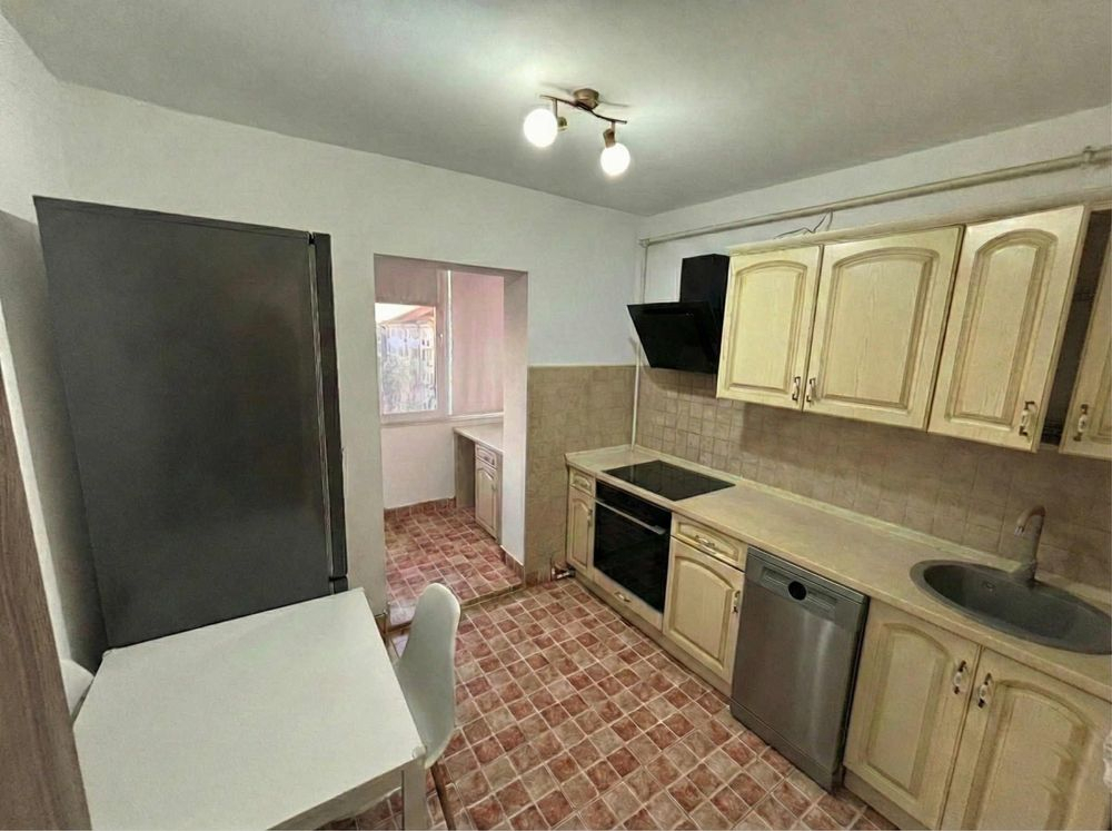 Decomandat cu 2 băi în bloc anvelopat, mobilat si utilat