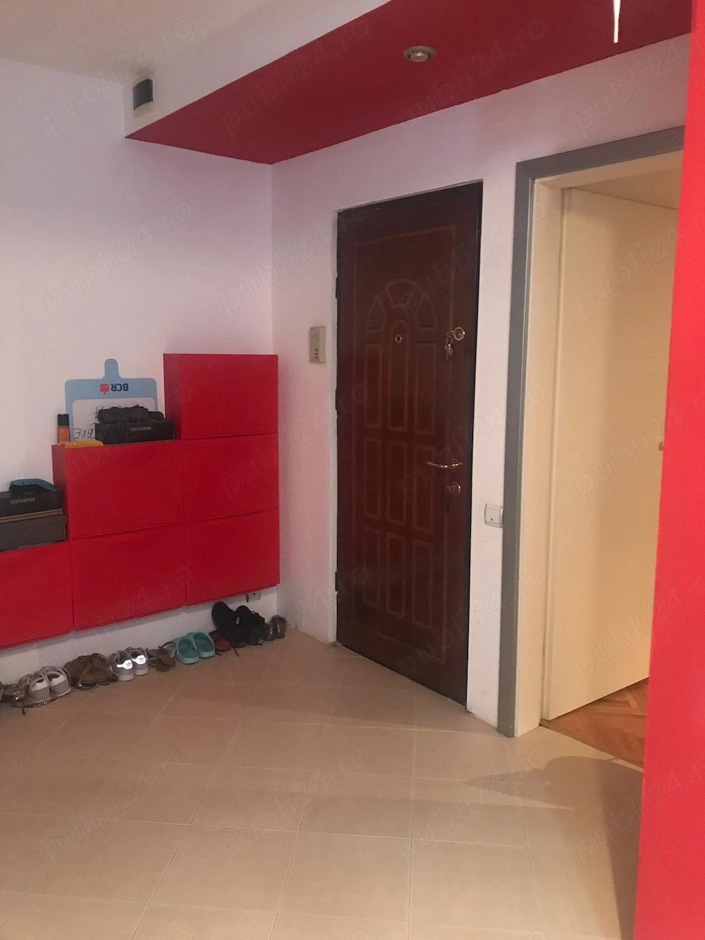Decomandat, mobilat si utilat, et 3. Aproape de Vest