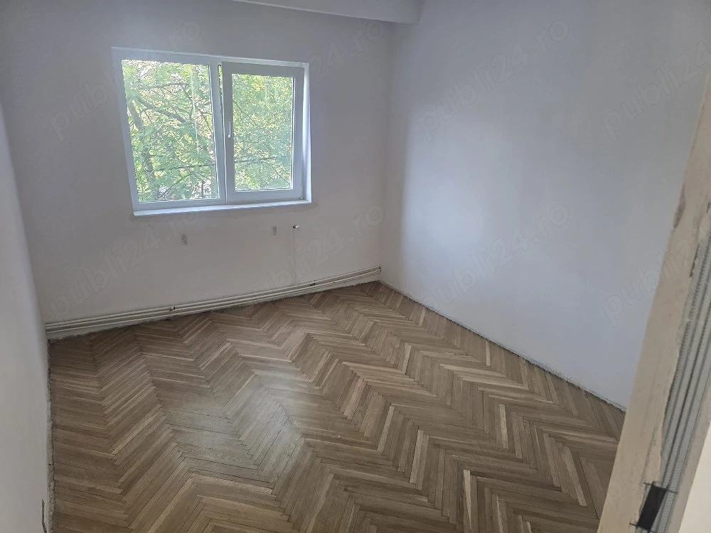 Decomandat cu 2 bai la etajul 2, proaspat renovat
