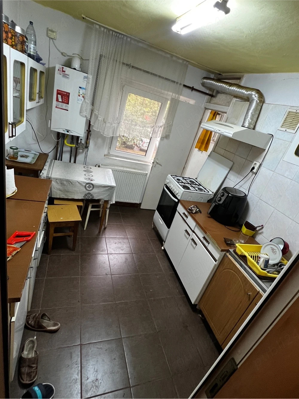 Decomandat cu centrala propie la etajul 1, 2 balcoane