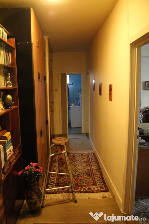 Parter înalt cu balcon în bloc de cărămidă