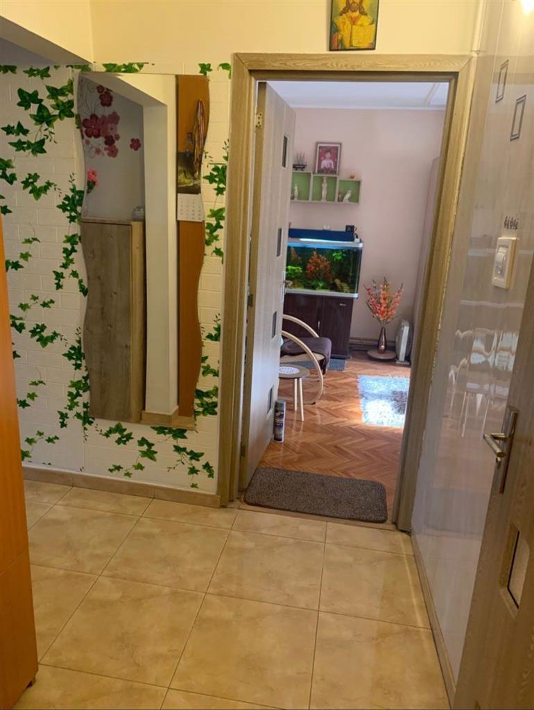 Decomandat, mobilat si utilat cu 2 bai si 2 balcoane la etajul 3