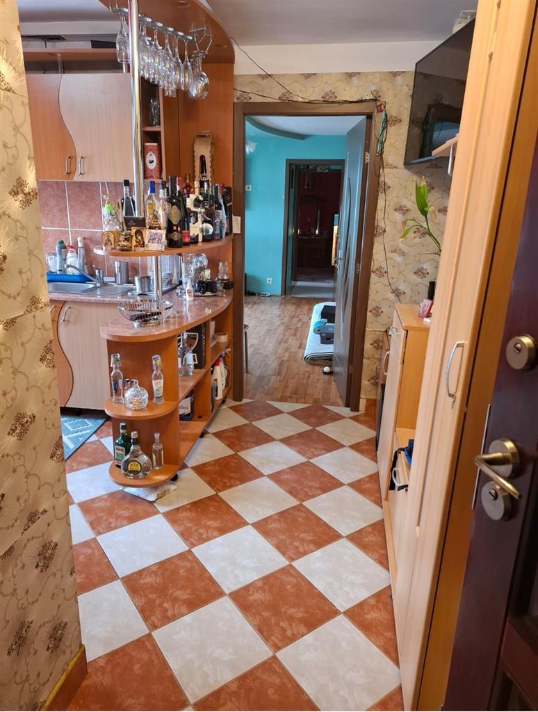 Amenajat complet in bloc anvelopat la etaj intermediar