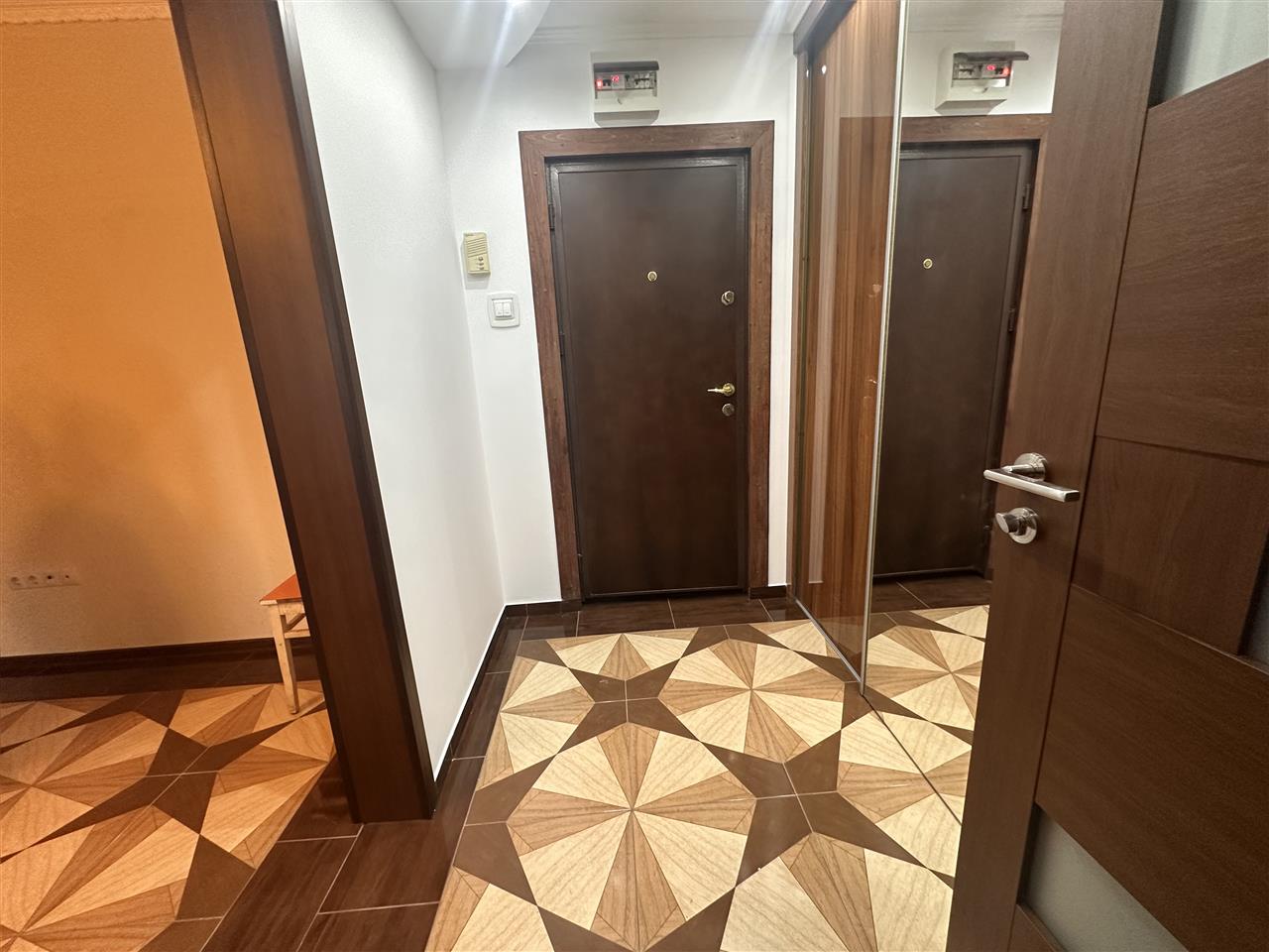 Decomandat la etajul 1 in bloc anvelopat