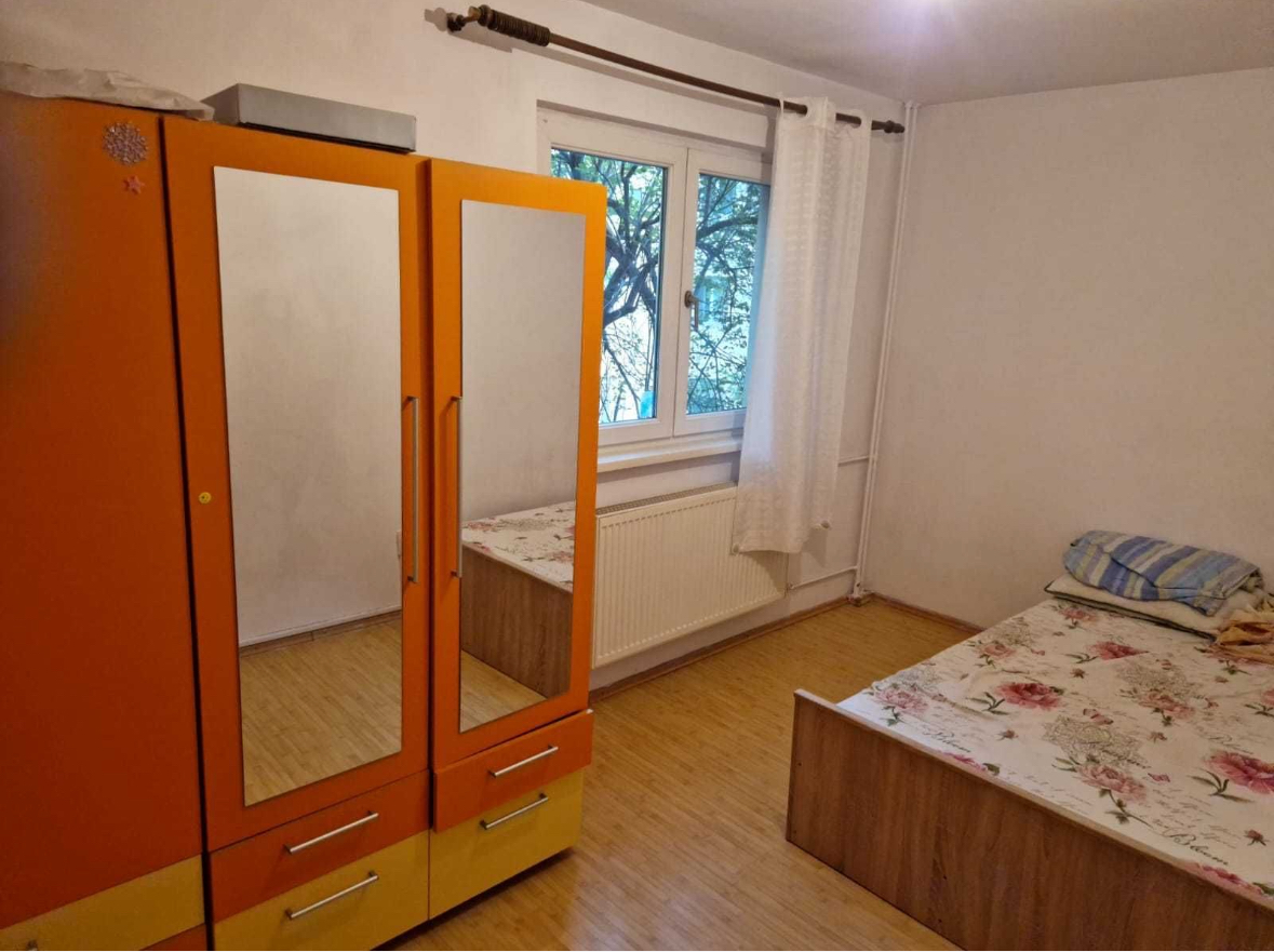 Apartament cu 3 camere etaj 1 lingă Casa Tineretului