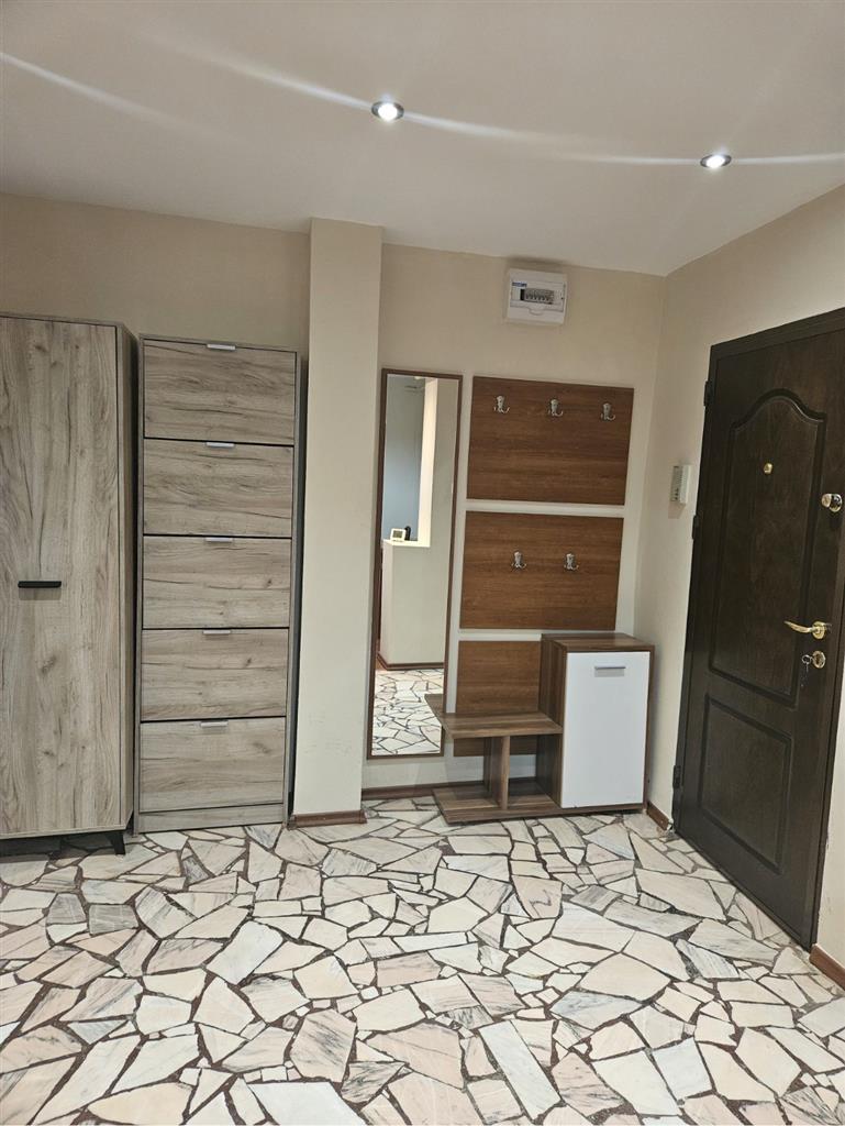 Decomandat la etajul 1 cu 2 balcoane, mobilat si utilat
