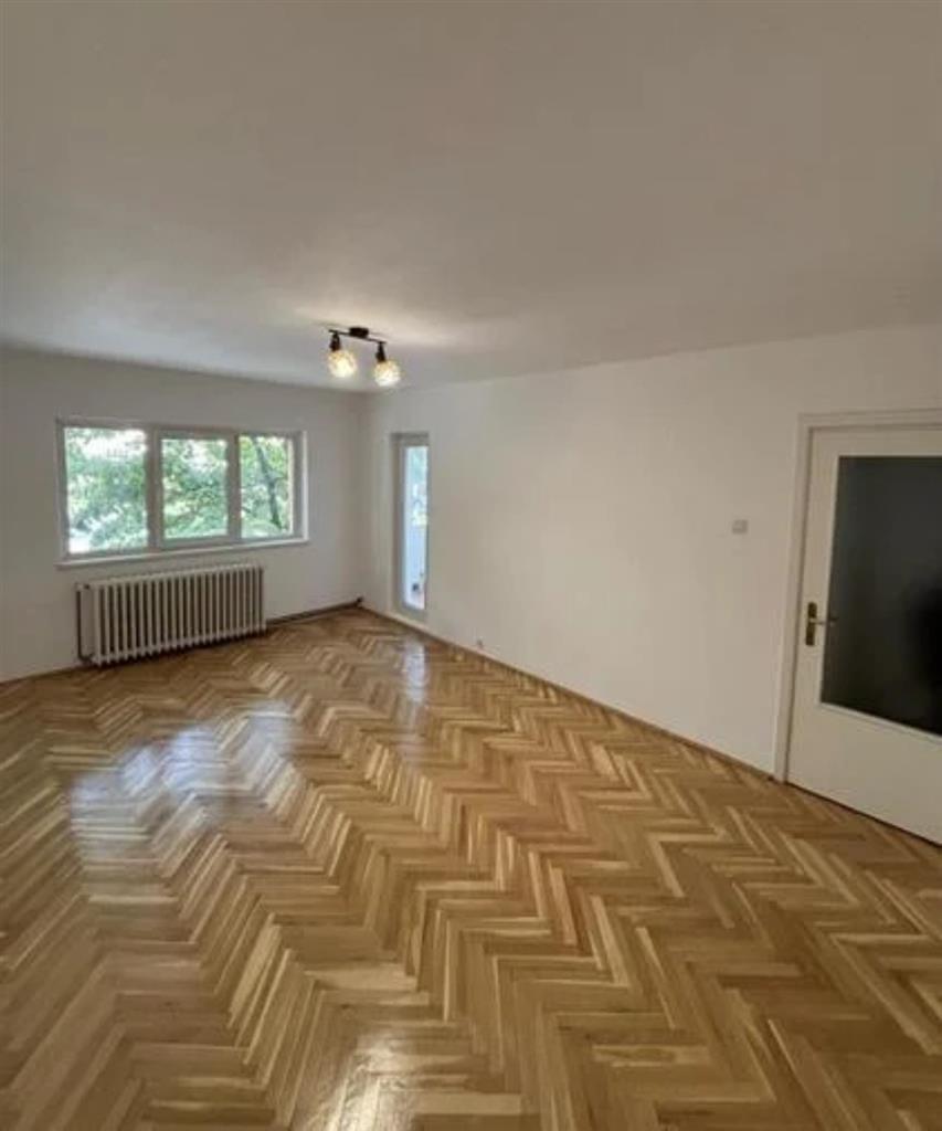 Decomandat la etajul 1 cu garaj sub bloc