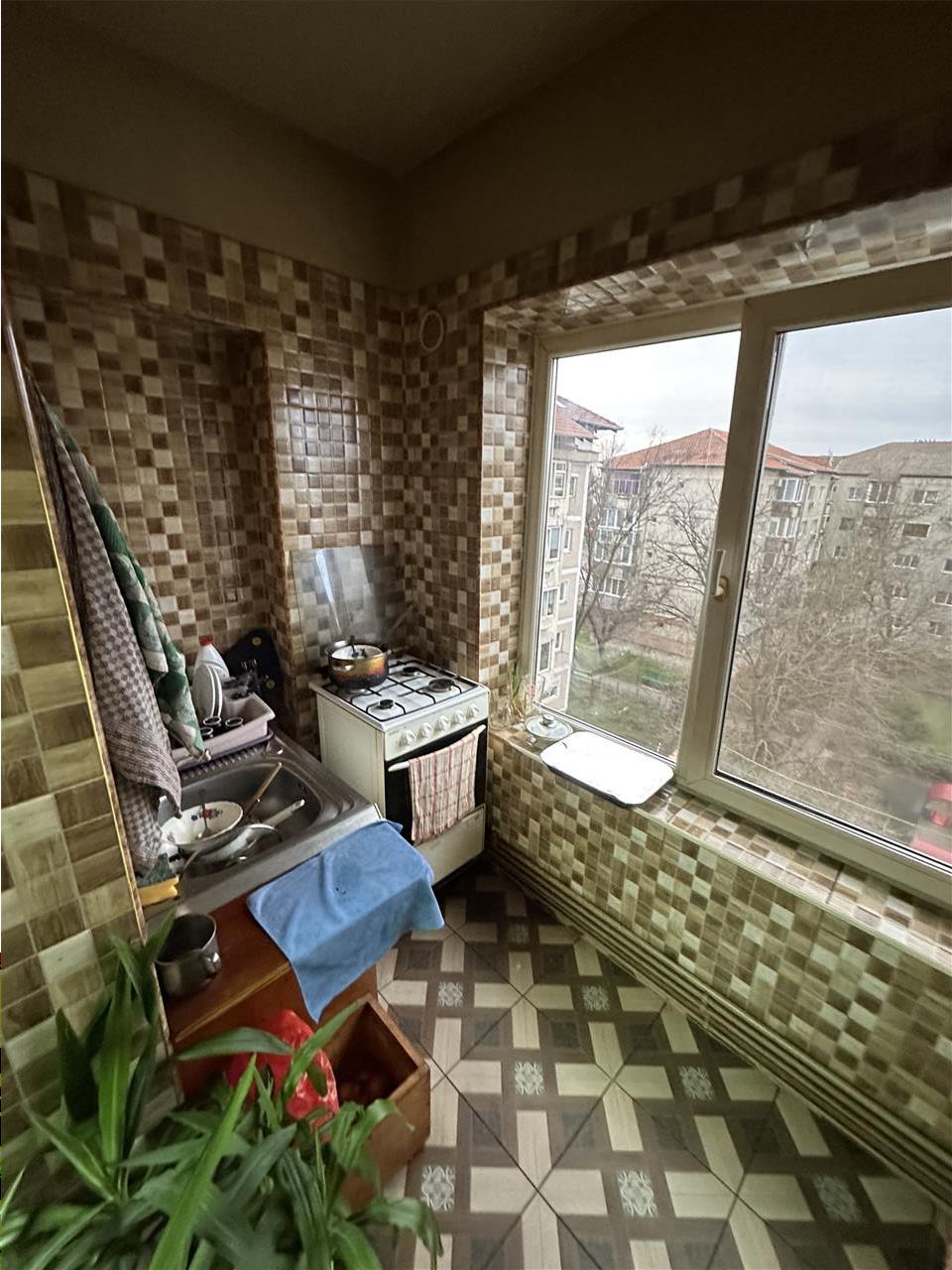 Decomandat cu centrala propie, etaj intermediar