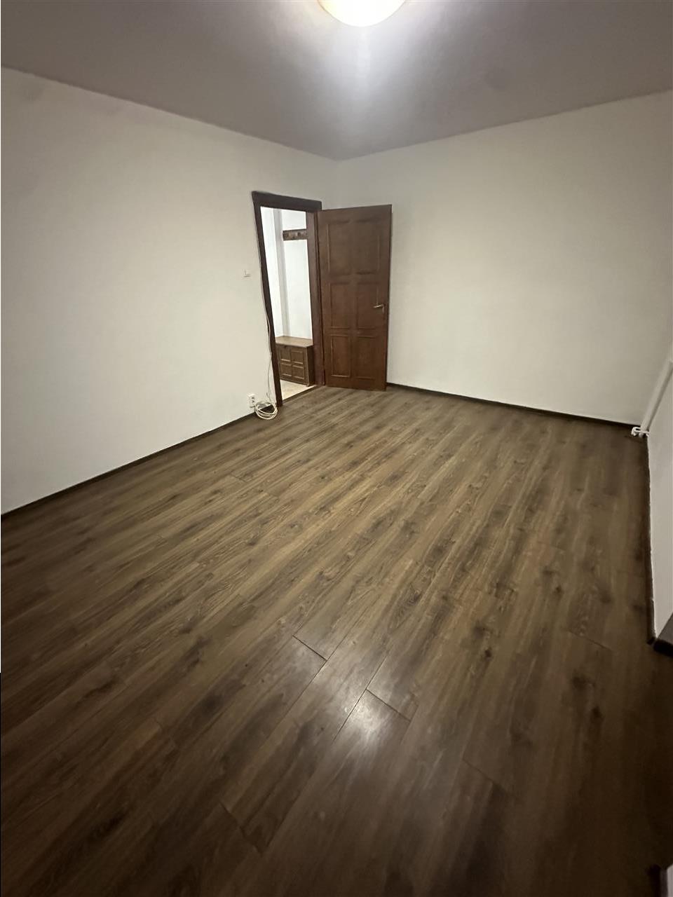 Decomandat cu centrala si balcon Linistei