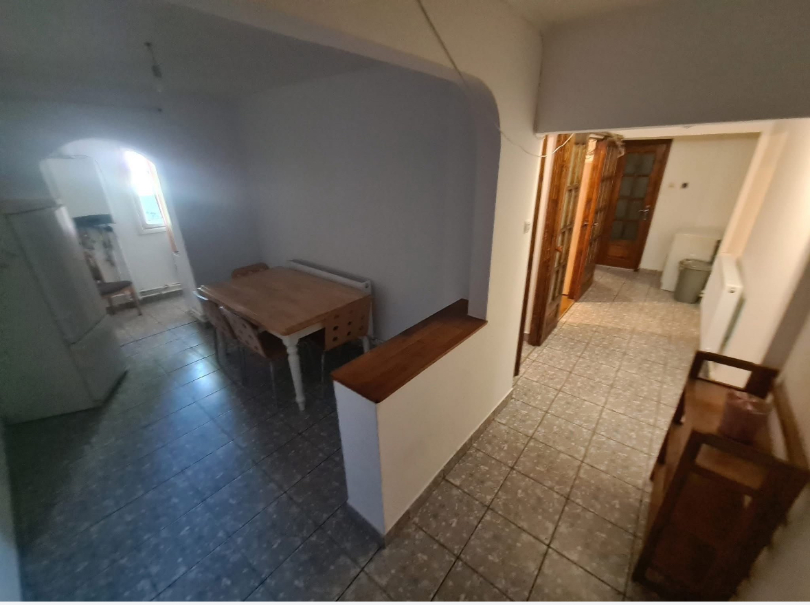 Modificat in 3 camere la parter inalt