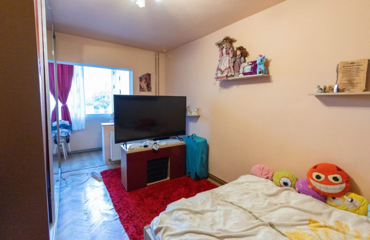 Decomandat cu 2 bai si 2 balcoane la et 2