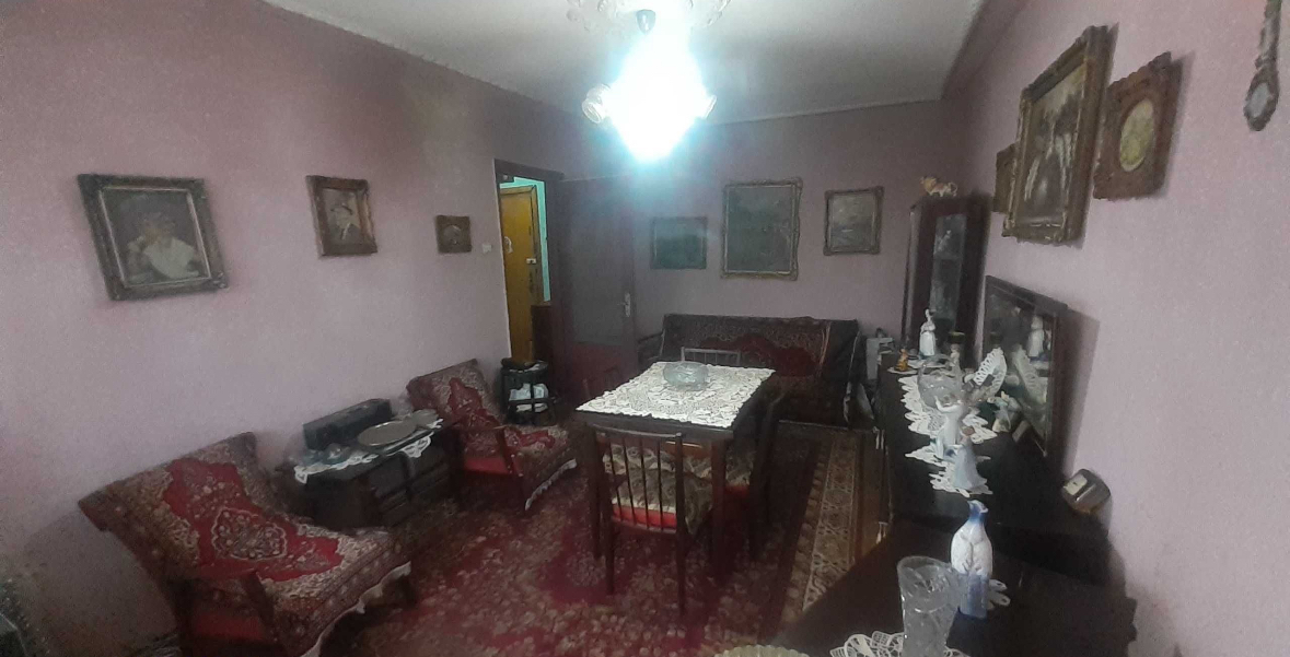 Decomandat la et 3 în bloc anvelopat aproape de Mall