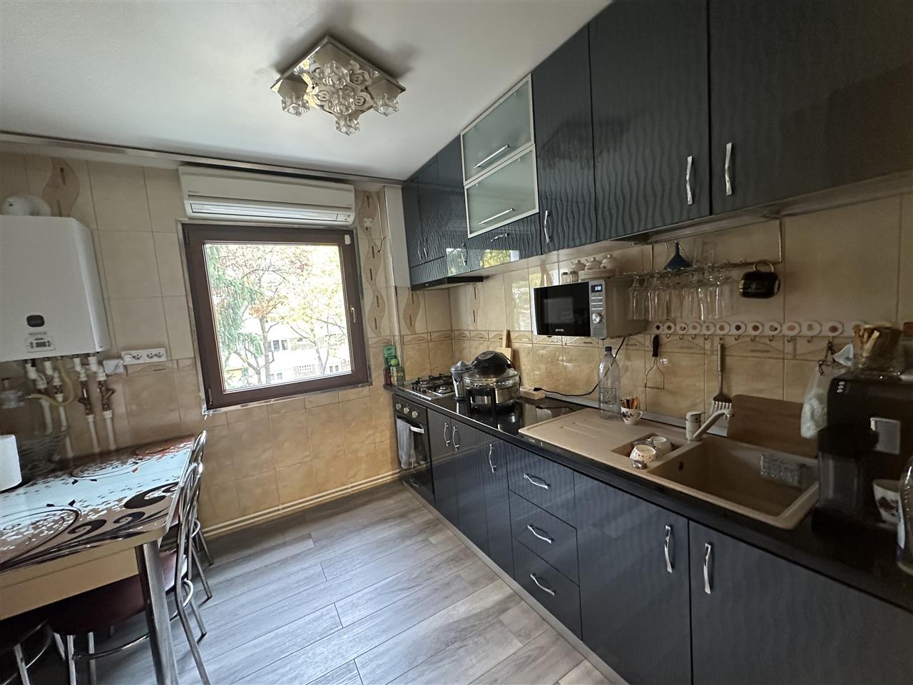 Decomandat la et 2/4 mobilat complet linga piata Doina