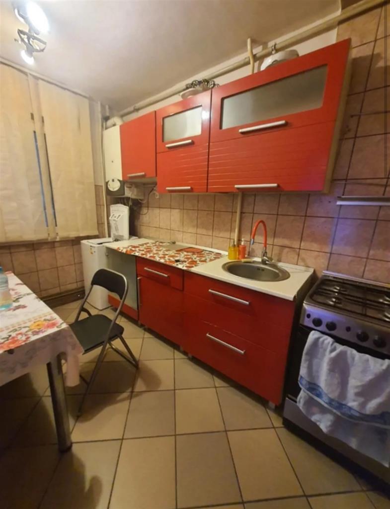 Decomandat, mobilat si utilat, etaj intermediar in bloc izolat