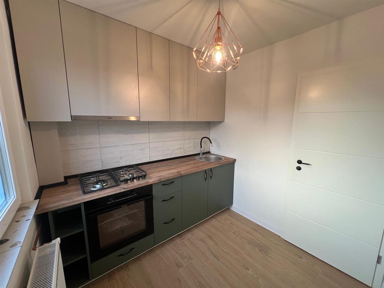 Decomandat etaj intermediar langa Mall