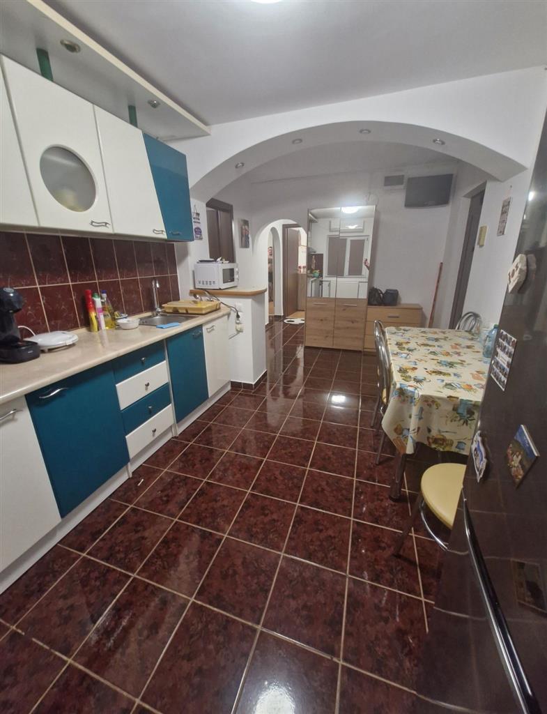 Decomandat cu 2 bai si 2 balcoane, mobilat si utilat