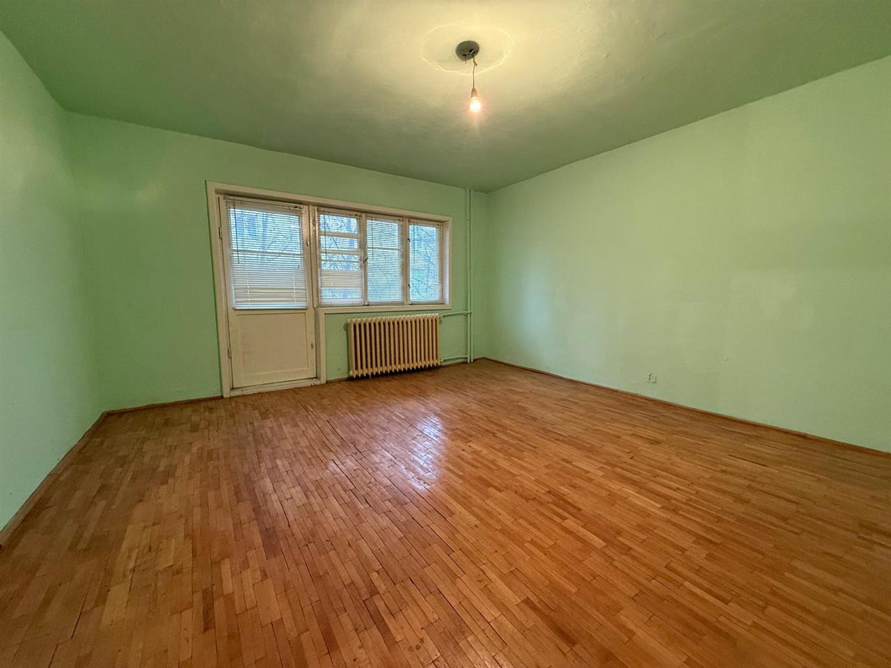 Decomandat la etajul 1, model mare aproape de centru