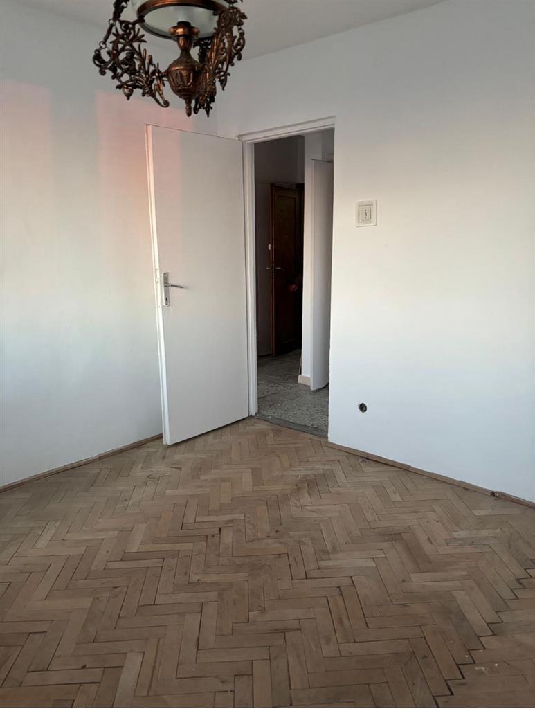 Decomandat cu centrala propie, etaj intermediar