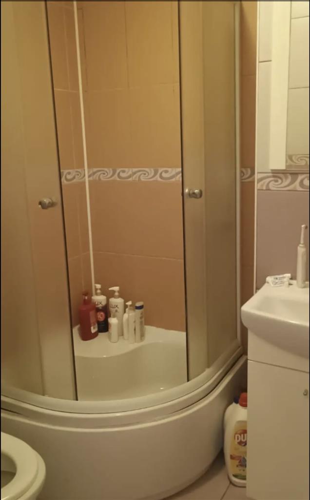 Decomandat cu 2 bai linga Judetean