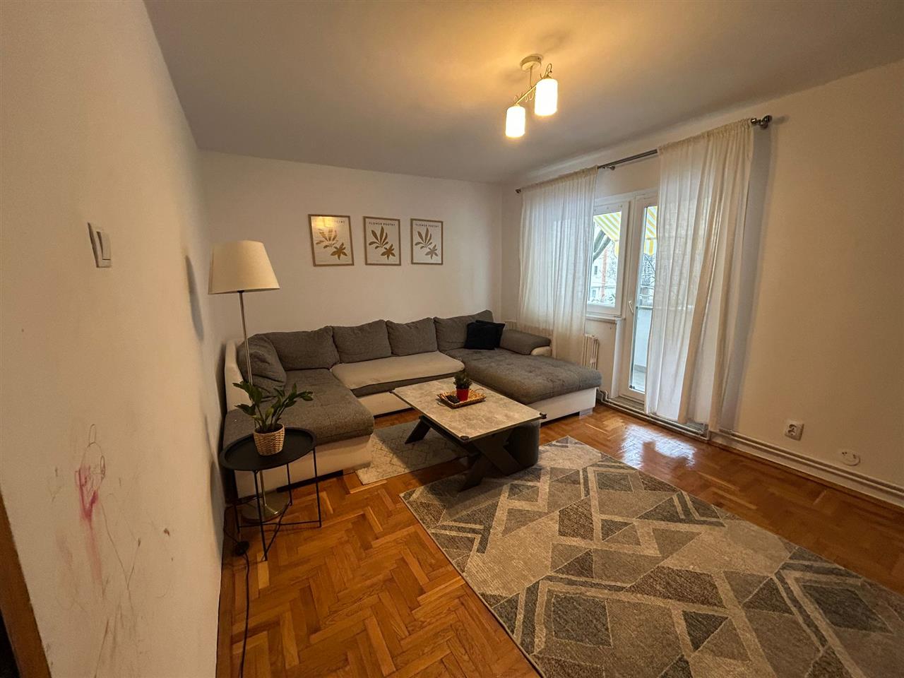 Decomandat cu 2 bai si 3 balcoane la etajul 1