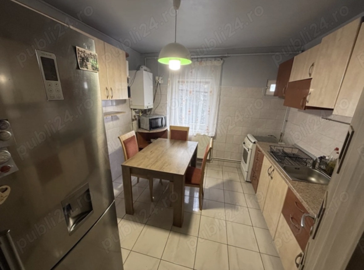 Decomandat la etajul 1 cu 2 bai linga Piata Verde