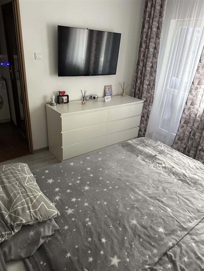 Decomandat cu 2 balcoane la etajul 2 linga Thalia