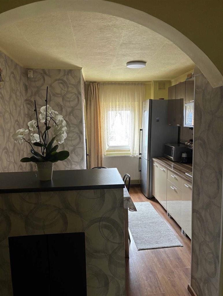 Decomandat cu 2 bai si 2 balcoane la etajul 2