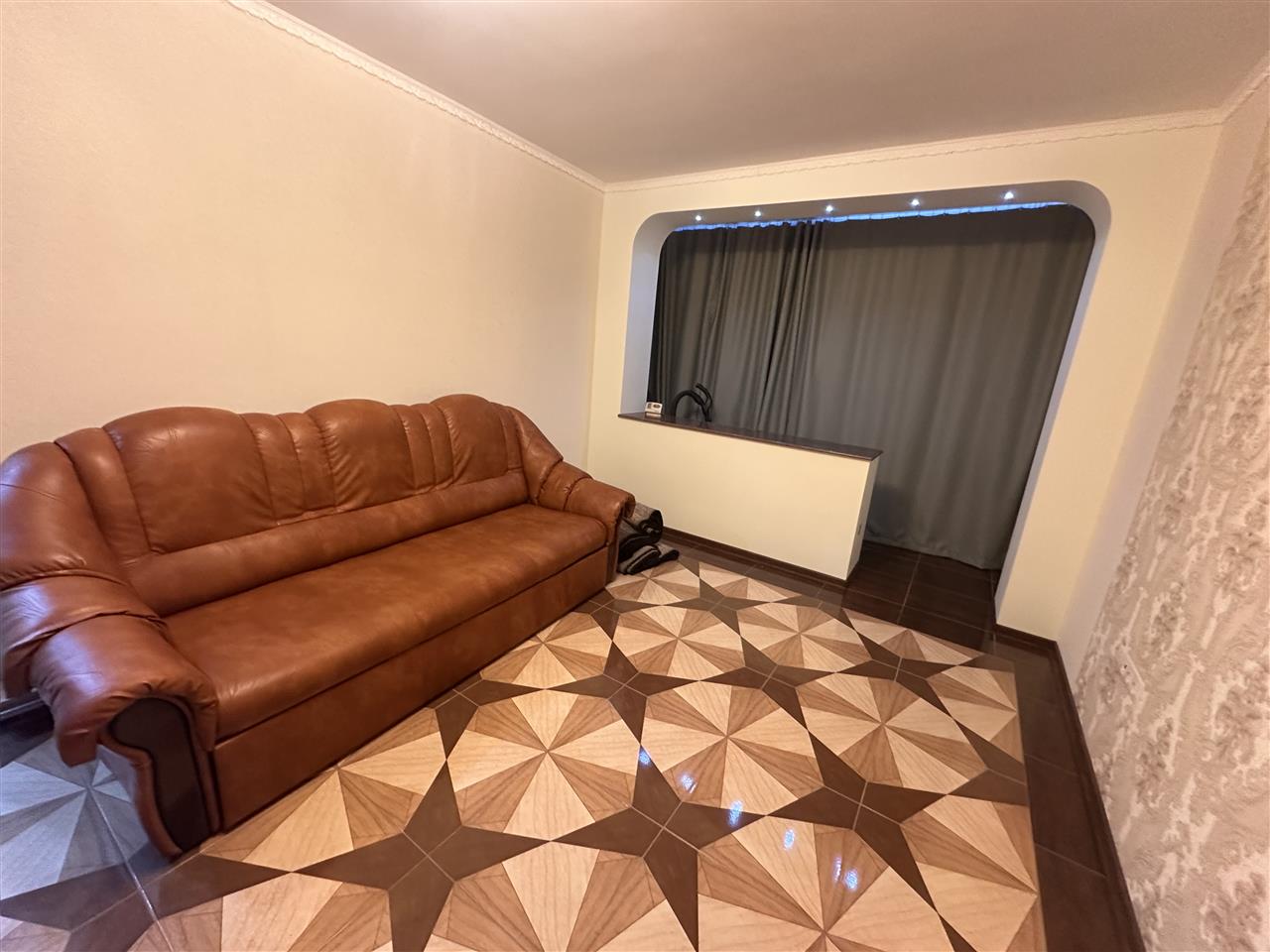 2 camere etaj 1 in bloc anvelopat