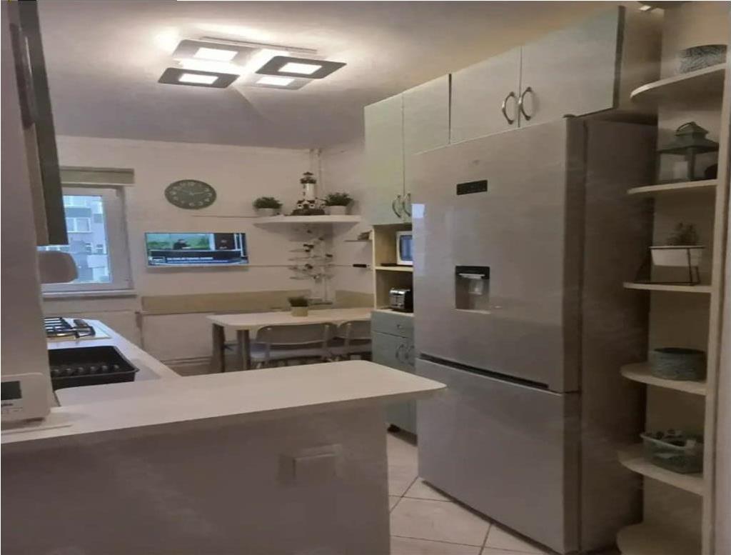 Decomandat la etajul 2 cu 2 bai si 3 balcoane