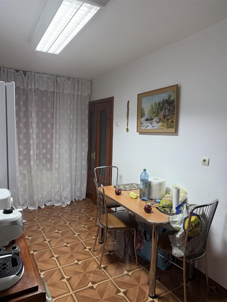 Etaj 1 cu 2 bai si 2 balcoane si garaj sub bloc