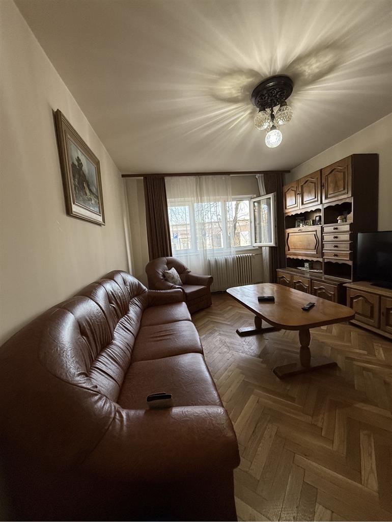 Decomandat cu 2 bai la parter inalt, lingă Piața Verde