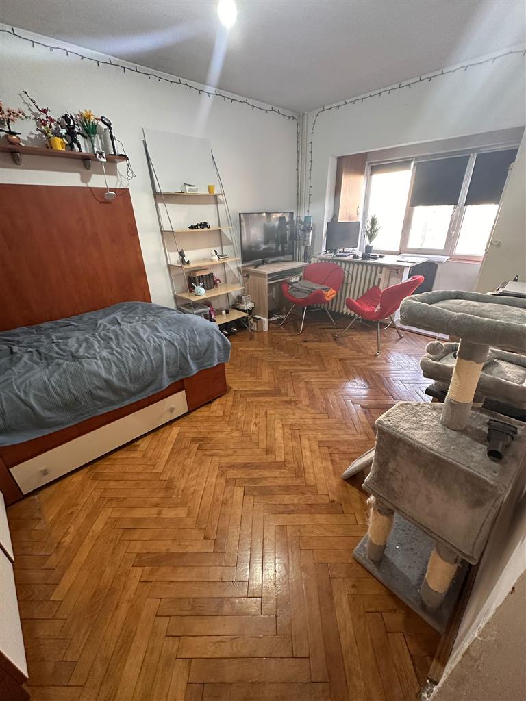 1 CAMERA, ETAJ 2, GIROCULUI