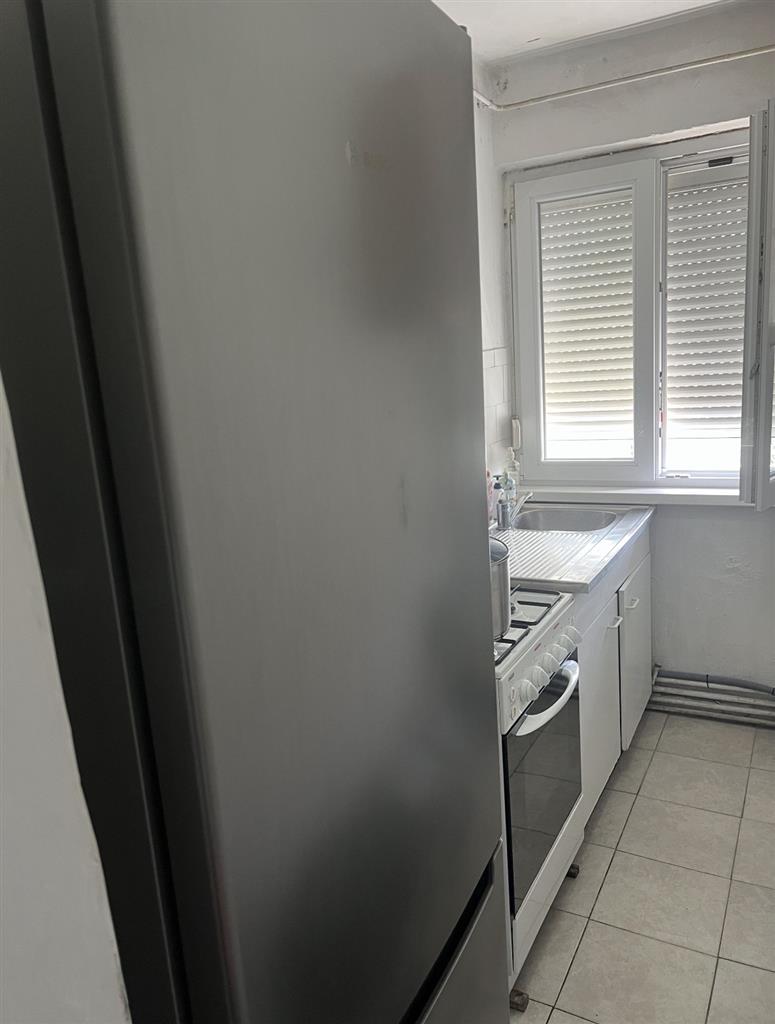 Apartament 4 camere etaj 3 cu centrala propie
