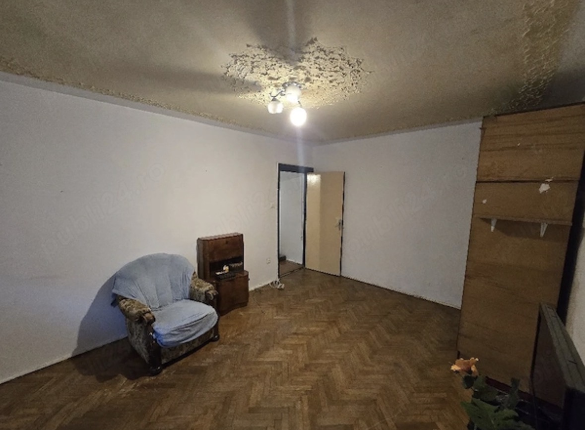 Decomandat, model mare, parter inalt aproape de C Sagului