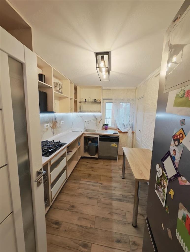 Decomandat la et 3 cu 2 bai cu incalzire in pardoseala