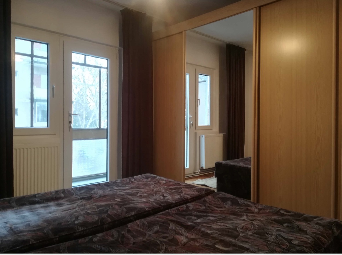 Decomandat cu 2 balcoane la etajul 1 linga Judetean