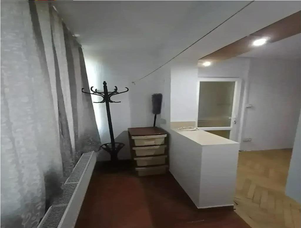 2 camere la parter cu balcon linga Piata Doina