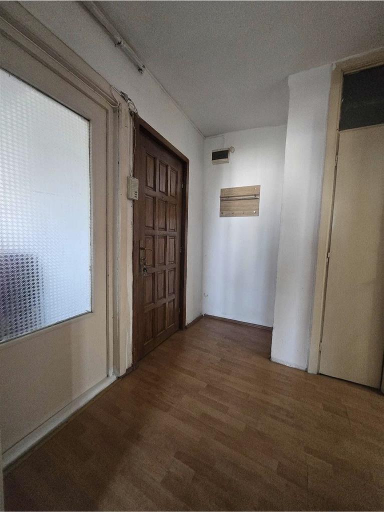 Decomandat la etaj 3 cu 2 balcoane