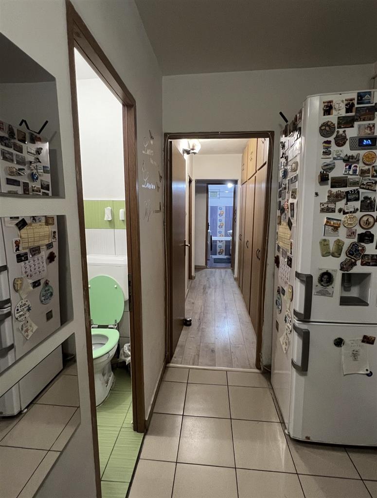 Decomandat, model mare cu 2 bai la parter inalt