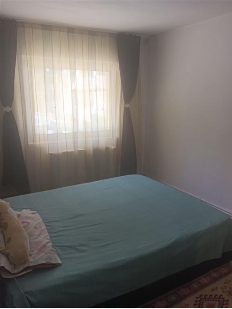 Decomandat cu 2 bai la parter inalt cu balcon