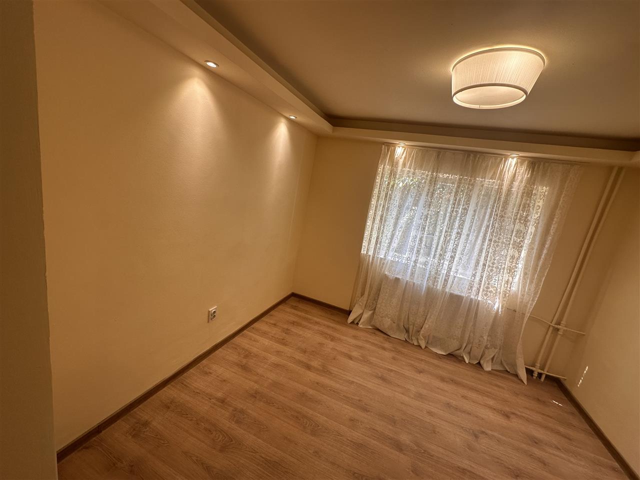 Garsoniera prospat renovata la parter in zona Soarelui
