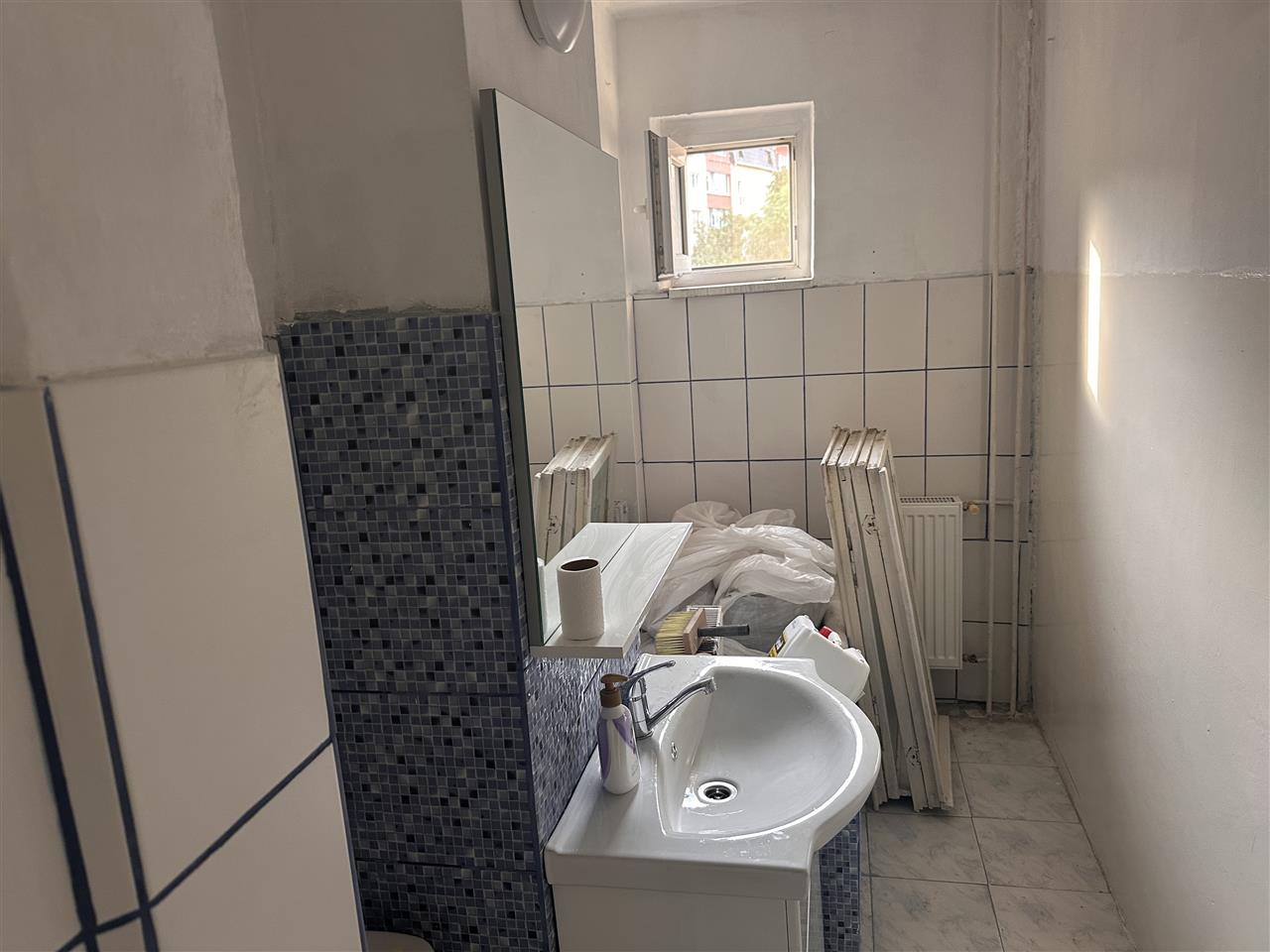 Decomandat la etajul 1 in bloc anvelopat