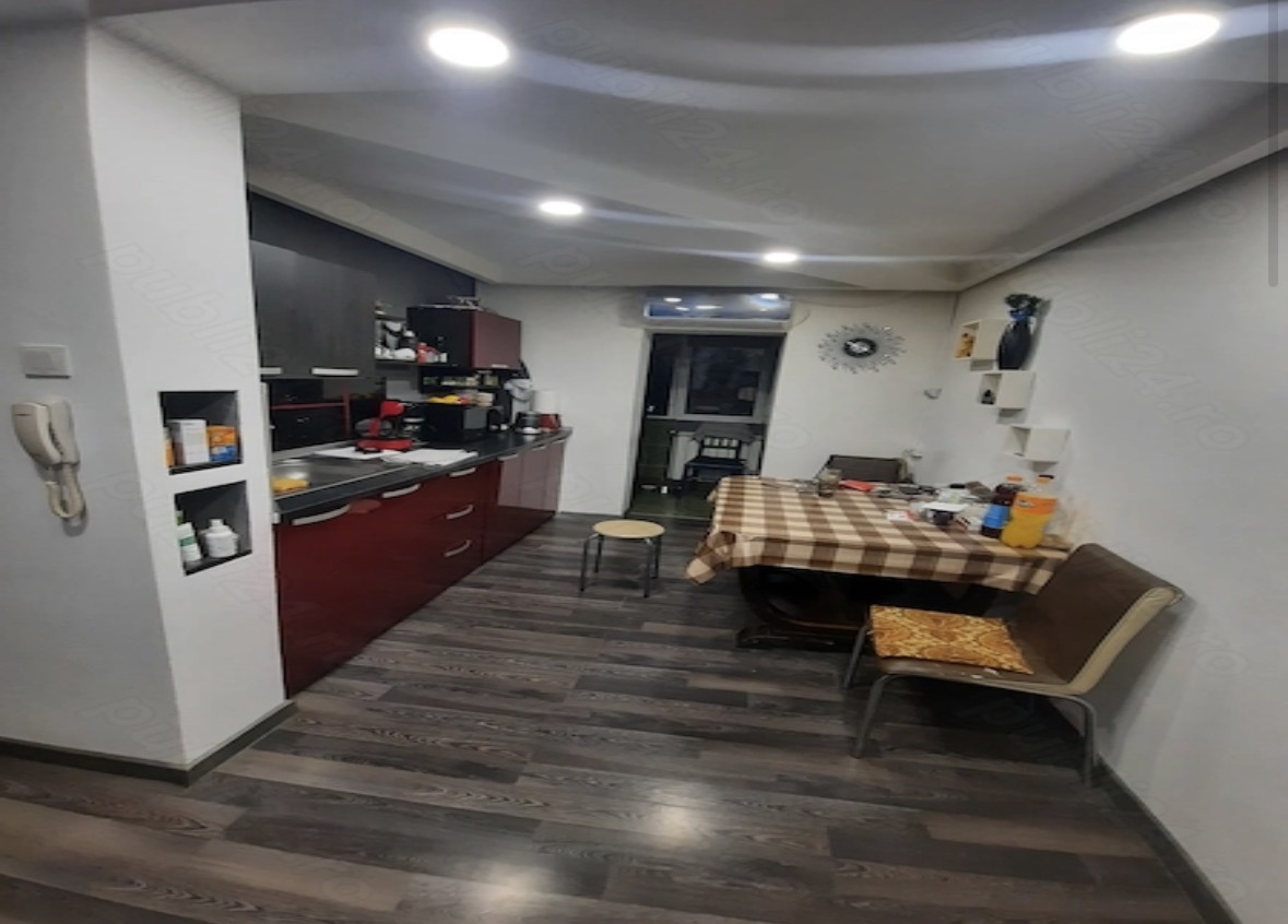 Decomandat cu 2 balcoane la etajul 3 cu centrala propie