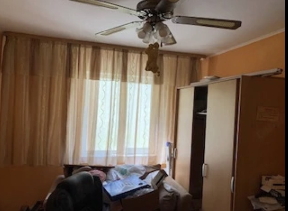 Decomandat la etaj 1 cu centrala propie in bloc anvelopat