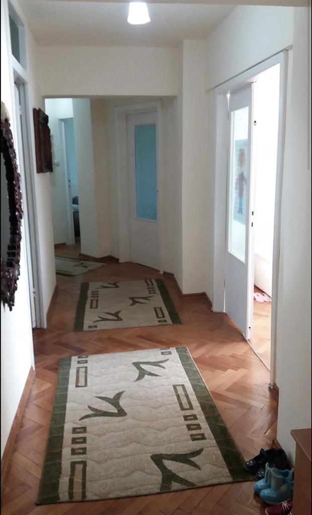Decomandat la etajul 1 cu 2 bai si 2 balcoane