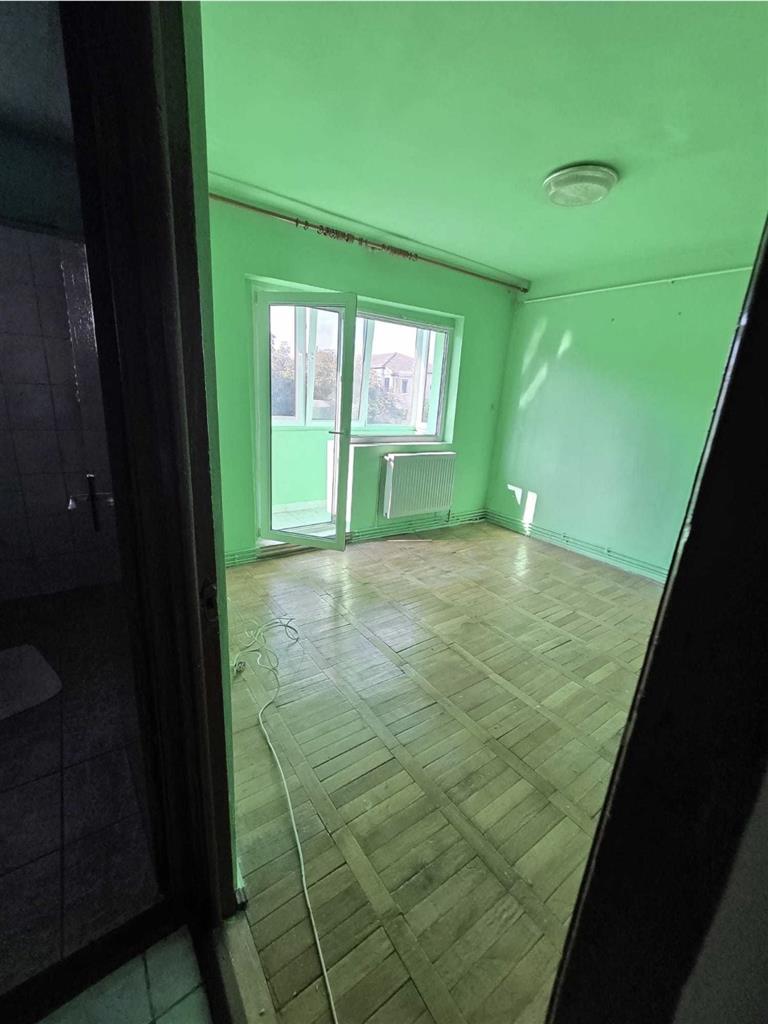 3 camere decomandat, 2 balcoane cu centrala propie