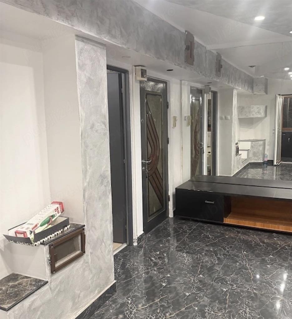 Decomandat, modeficat in 3 camere cu 2 balcoane